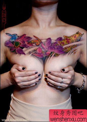 强女胸部莲花锦鲤蝴蝶纹身图案
