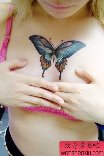 抢眼胸部蝴蝶纹身图片