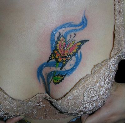 美眉胸部彩色蝴蝶纹身图片