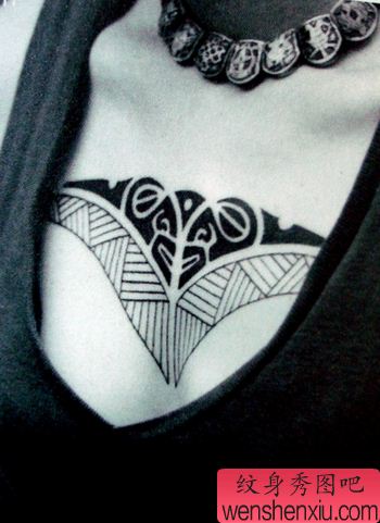 一幅很有个性的胸部图腾纹身图片