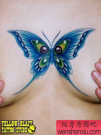 一幅胸部蓝色蝴蝶纹身图案