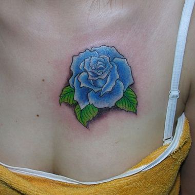 女性胸部蓝色玫瑰纹身图