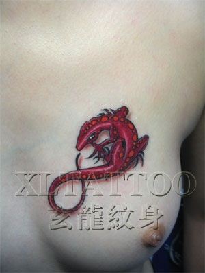 野性蜥蜴胸部纹身图案