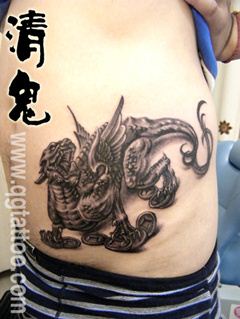 后腰素描貔貅纹身图案