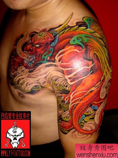 酷哥披肩半甲貔貅纹身图