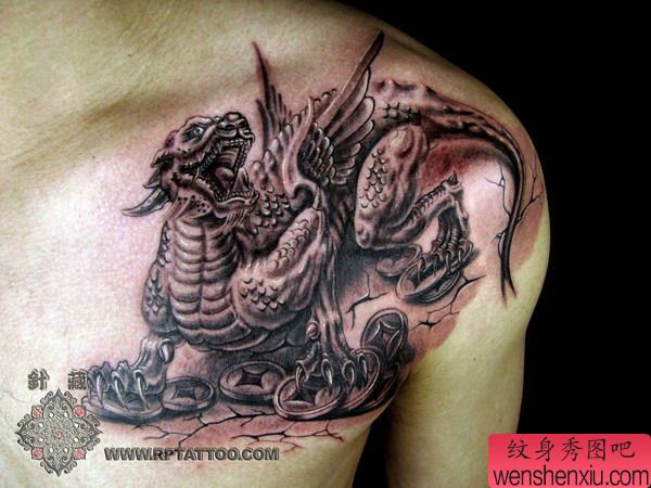 胸口石化风披肩貔貅纹身图片