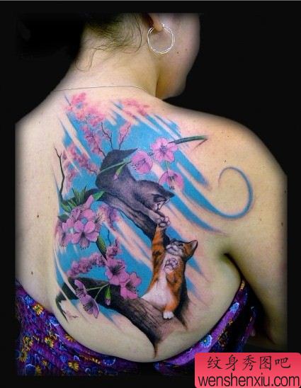 背部纹身图案：背部彩色猫咪樱花纹身图案