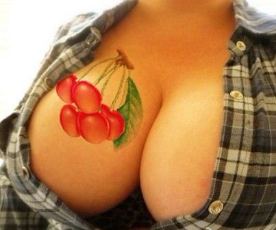 胸部纹身图案:胸部彩色樱桃纹身图案