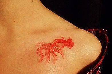 肩部纹身图案:肩部彩色水墨画小金鱼纹身图案