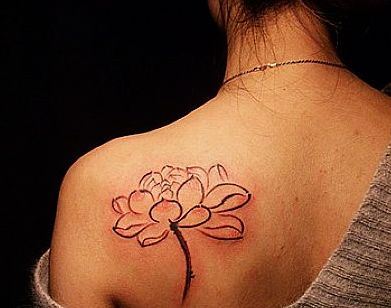 莲花纹身图案:肩部水墨画莲花纹身图案