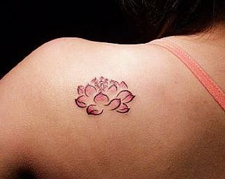 肩部纹身图案:肩部水墨画小莲花纹身图案