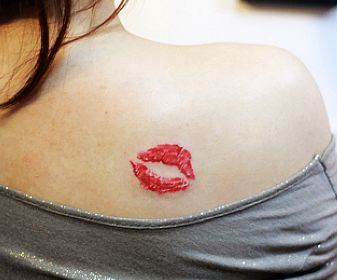 肩部纹身图案:肩部彩色唇印纹身图案