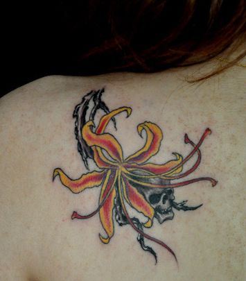 肩部纹身图案:肩部彩色彼岸花纹身图案