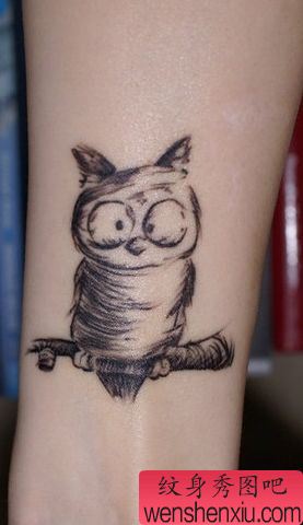 手臂纹身图案:手臂简洁猫头鹰纹身图案
