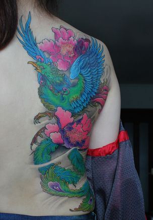 凤凰纹身图案:背部彩色凤凰纹身图案