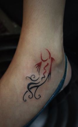 脚部纹身图案:脚部流行经典图腾藤蔓纹身图案