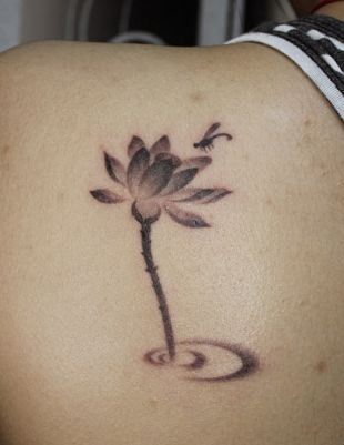 肩部纹身图案:流行经典肩部莲花蜻蜓纹身图案