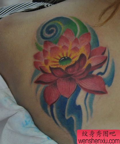 肩部纹身图案:流行经典肩部彩色莲花纹身图案