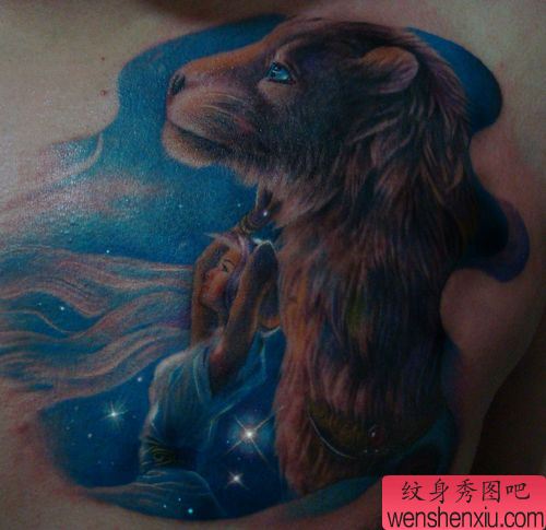 狮子纹身图案:胸部彩色狮子纹身图案