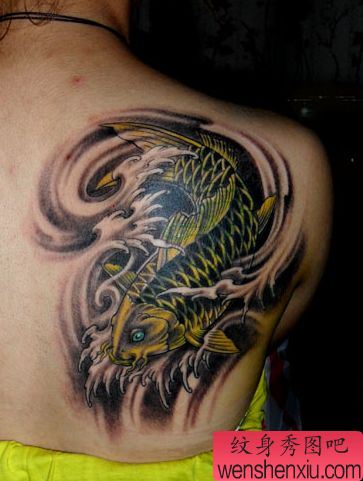 鲤鱼纹身图案：肩部彩色鲤鱼纹身图案