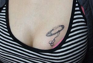 胸部纹身图案:胸部撕皮别针纹身图案