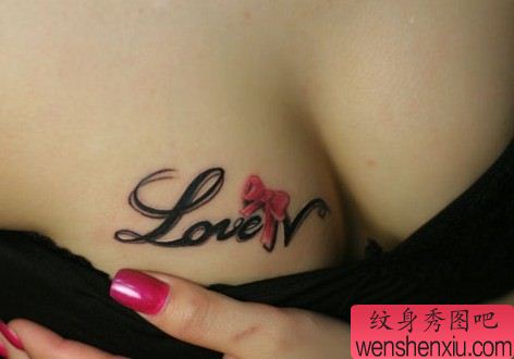 胸部纹身图案:胸部文字彩色蝴蝶结纹身图案