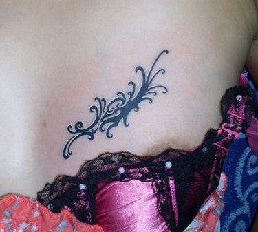 胸部纹身图案:流行经典胸部图腾藤蔓纹身图案