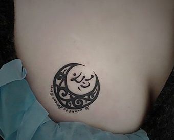 胸部纹身图案:胸部图腾月亮文字纹身图案