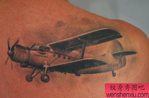 肩部纹身图案:肩部飞机纹身图案