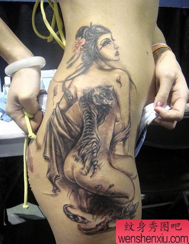 臀部纹身图案:臀部美女纹身图案