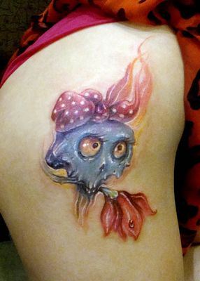 臀部纹身图案:臀部彩色骷髅蝴蝶结纹身图案