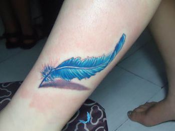 羽毛纹身图案:腿部彩色羽毛纹身图案