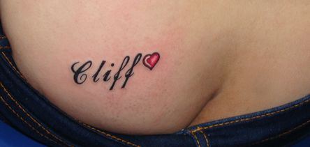 臀部纹身图案:臀部文字彩色爱心纹身图案