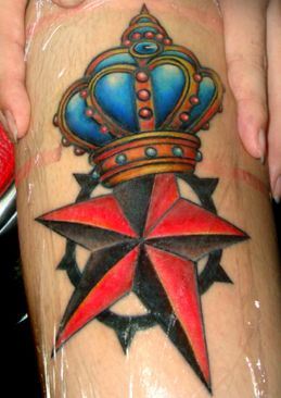 腿部纹身图案：腿部彩色五芒星皇冠纹身图案