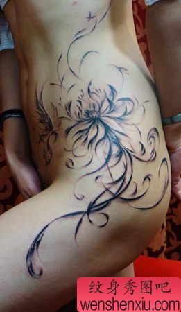 臀部纹身图案:臀部莲花藤蔓纹身图案