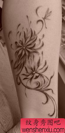 腿部纹身图案：腿部莲花藤蔓蜻蜓纹身图案