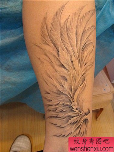 翅膀纹身图案:经典流行腿部翅膀纹身图案
