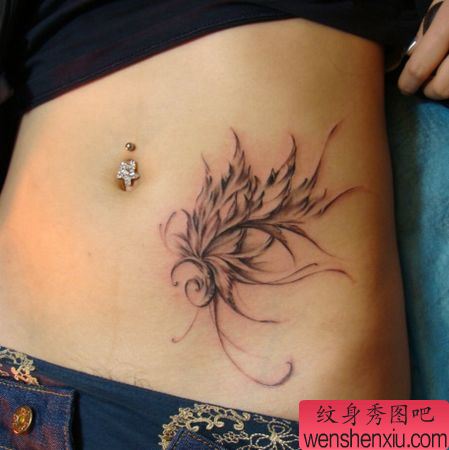 腹部纹身图案:腹部蝴蝶纹身图案