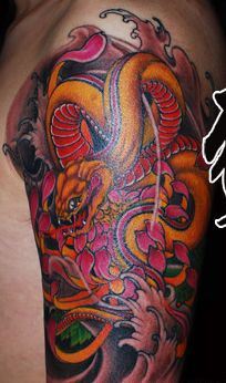 蛇纹身图案:手臂彩色蛇纹身图案