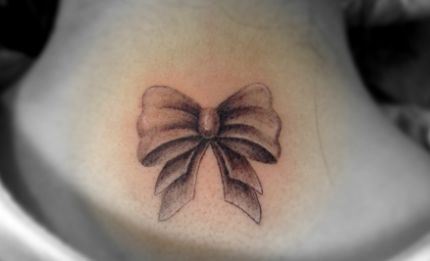 颈部纹身图案：颈部蝴蝶结纹身图案