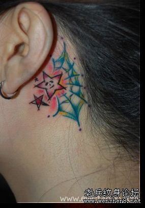 头部纹身图案:头部彩色五角星蜘蛛网纹身图案