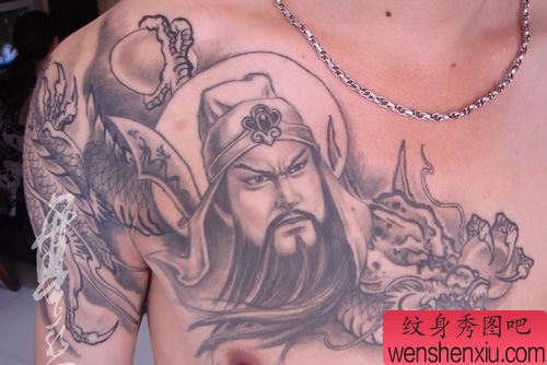 关公纹身图案:关公披肩龙纹身图案