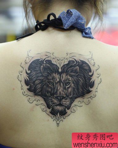 狮子纹身图案:另类流行美女背部爱心狮子狮子头纹身图案