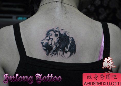狮子纹身图案:美女背部图腾狮子纹身图案