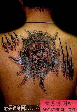 狮子纹身图案:背部撕皮狮子纹身图案