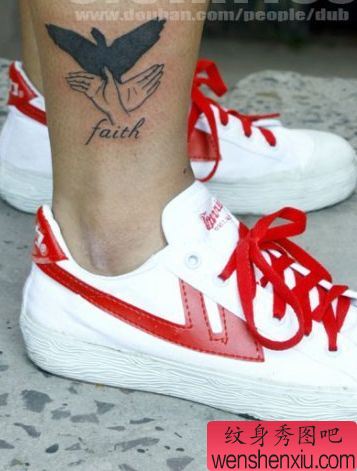 老鹰纹身图案:一幅流行另类手图腾老鹰纹身图案