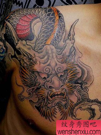 披肩龙纹身图案:一幅胸部披肩龙龙头纹身图案
