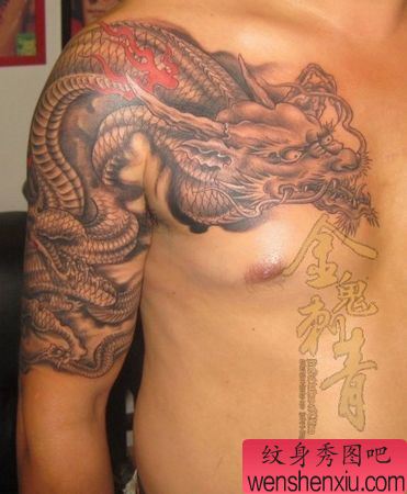 一幅经典流行披肩龙纹身图案