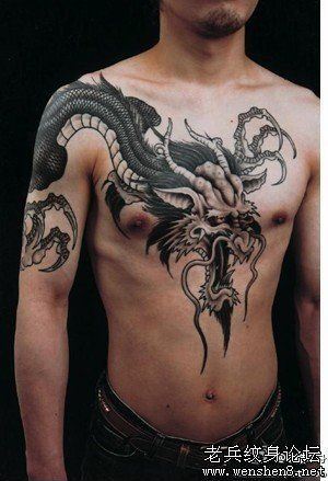 一幅超霸气披肩龙过肩龙龙头纹身图案
