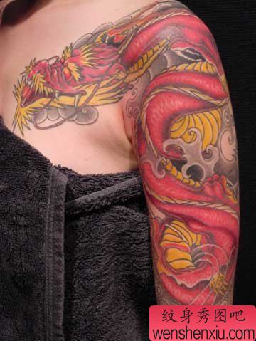 一幅美女手臂彩色披肩龙纹身图案